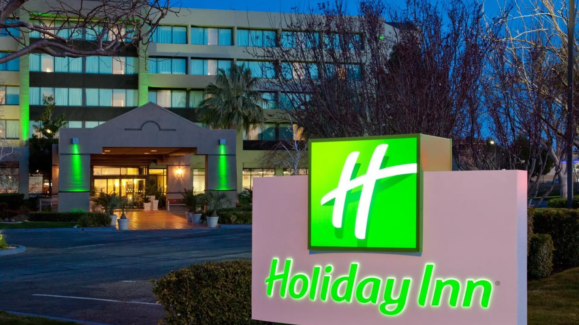 Staying Near DryTown Water Park: 4 Golf Hotels Compared