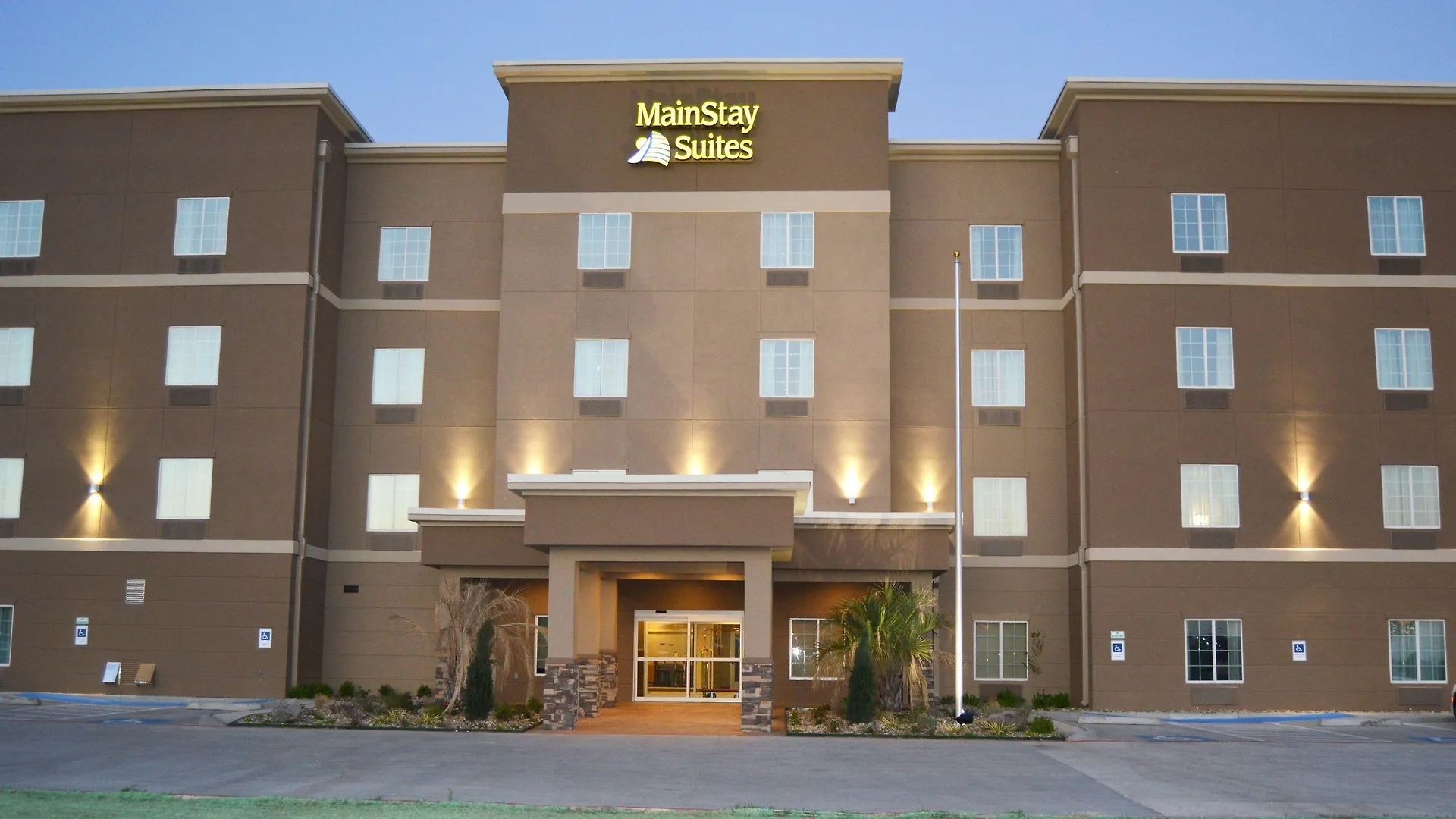 Staying Near Hogan Park: 5 Three-Star Hotels Compared